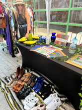 Load image into Gallery viewer, VINTAGE POP-UPS 101: A Beginner’s Guide to Vintage Pop-Up Shops