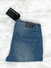 Load image into Gallery viewer, Medium Wash Skinny Jeans (3)
