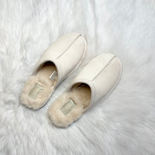 Load image into Gallery viewer, UGG Pearle Slippers (US7)
