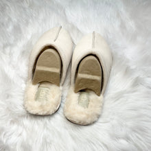 Load image into Gallery viewer, UGG Pearle Slippers (US7)
