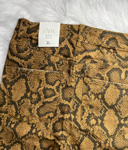 Load image into Gallery viewer, Zara Leopard Print Jeans (US4)
