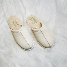 Load image into Gallery viewer, UGG Pearle Slippers (US7)
