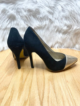 Load image into Gallery viewer, Black &amp; Gold Heels (US9)
