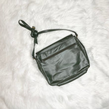 Load image into Gallery viewer, Green Vintage Purse w/ Flap
