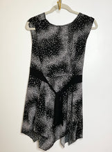 Load image into Gallery viewer, Black &amp; White V-neck Top (X/XL)

