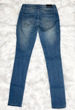 Load image into Gallery viewer, Medium Wash Skinny Jeans (3)
