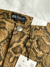 Load image into Gallery viewer, Zara Leopard Print Jeans (US4)
