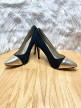 Load image into Gallery viewer, Black &amp; Gold Heels (US9)

